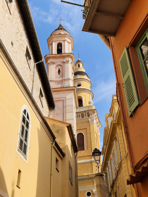 Menton šarene fasade i pogled na more na Azurnoj obali